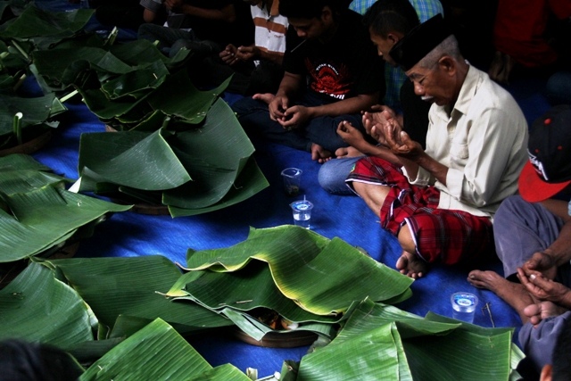 NYEKAR: Sejumlah warga Lingkungan Kemasan, Kelurahan Blooto, Kecamatan Prajurit Kulon, Kota Mojokerto melangsungkan tradisi megengan berupa nyekar di pemakaman setempat.