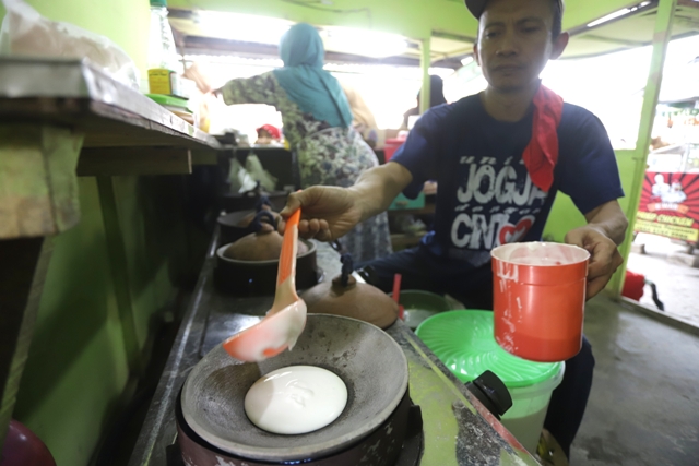 KUDAPAN KHAS: Tampilan serabi khas Dusun Toyo yang menjadi idaman para pembeli di Kecamatan Dawarblandong berkat resep turun temurun.