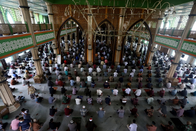 TETAP PROKES: Warga melaksanakan salat Jumat di Masjid Agung Al-Fattah, (1/4). Ramadan tahun ini, semua masjid di Kota Mojokerto diperbolehkan menampung jamaah dengan kapasitas penuh atau 100 persen.