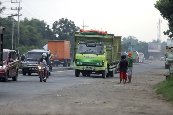 ANGKUTAN BARANG: Truk pengangkut barang beroperasi di Bypass Desa Balongmojo, Kecamatan Puri, Kabupaten Mojokerto kemarin. Memasuki lebaran H-5, polisi melarang mobil angkutan barang untuk beroperasi hingga setelah perayaan lebaran dan arus balik selesai.