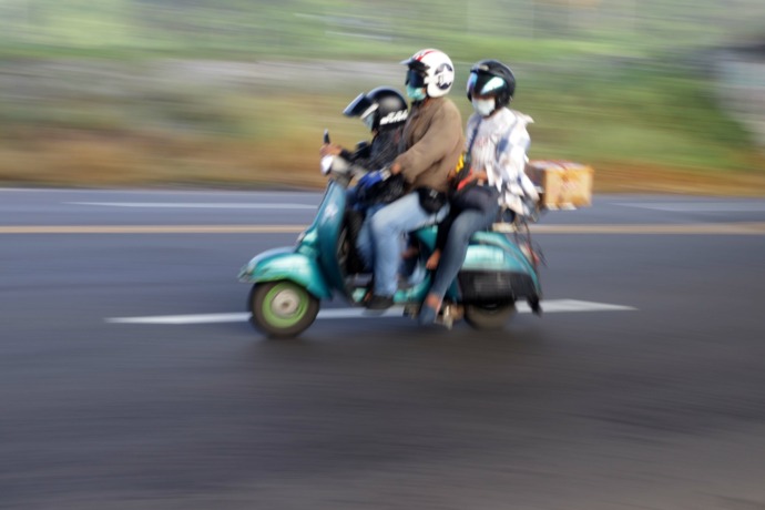 ARUS MUDIK: Kendaraan bermotor mulai memadati Bypass Kota Mojokerto dari arah Surabaya menuju Jombang di hari pertama masa libur dan cuti Lebaran tahun lalu. (Sofan Kurniawan/JPRM)