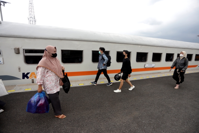 TRANSIT: Sejumlah penumpang bersiap menaiki kereta api yang hendak berhenti di Stasiun Mojokerto, kemarin.
