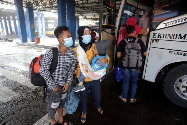 PENUH: Situasi penumpang bus di Terminal Kertajaya, Kota Mojokerto, kemarin.
