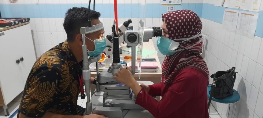 KESEHATAN MATA: Seorang awak media tengah menjalani pemeriksaan mata di Poli Mata RSI Hasanah, Jalan HOS Cokroaminoto, Kota Mojokerto, kemarin.