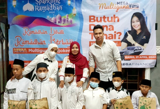 PEDULI SESAMA: PT Mega Finance Multiguna Mojokerto menggelar acara berbagi Ramadan di kantor jalan Pekayon 01 Mojokerto, Kamis (21/4).