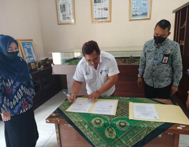 SEPAKAT: Kepala Disbudporapar Kabupaten Mojokerto, Norman Handhito dan Senior General Manager Perum Perhutani KBM Ecotorism Jatim, Berthus Sudarmeidi, menandatangani perpanjangan PKS bagi hasil penjualan karcis objek wisata di kantor Disbudporapar Jalan J