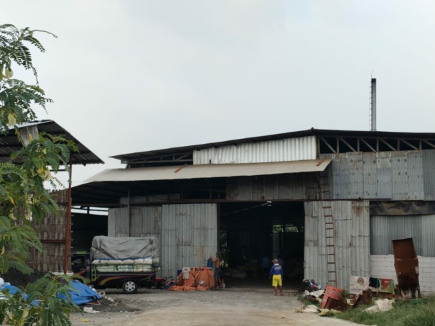 BERMASALAH: Aktivitas di pabrik pengolahan bulu ayam menjadi tepung bahan pakan ternak di Desa Sidorejo, Kecamatan Jetis, yang dikeluhkan warga lantaran menimbulkan bau menyengat.