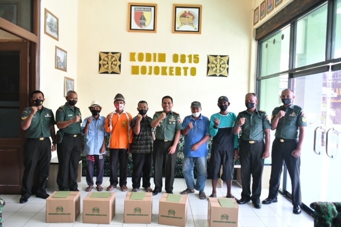 PEDULI: Dandim 0815 Mojokerto Letkol Inf Beni Asman, S.Sos, MH, menyerahkan secara simbolis zakat fitrah kepada perwakilan penerima (mustahiq) di Makodim Mojokerto.