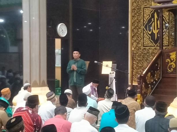 PANTAU LANGSUNG: Dandim 0815 Mojokerto Letkol Inf Beni Asman, saat memantau vaksinasi booster di Masjid Agung Al-Fattah Kota Mojokerto, Selasa (5/4) malam.