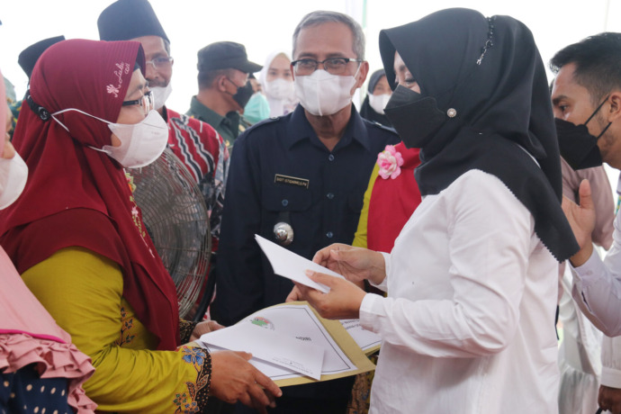 SINERGI: Bupati Ikfina Fahmawati meresmikan gedung Koperasi Wanita (Kopwan) Bina Mandiri di Jl. Ahmad Yani, Desa Pohkecik, Kecamatan Dlanggu, Rabu (6/4) siang.