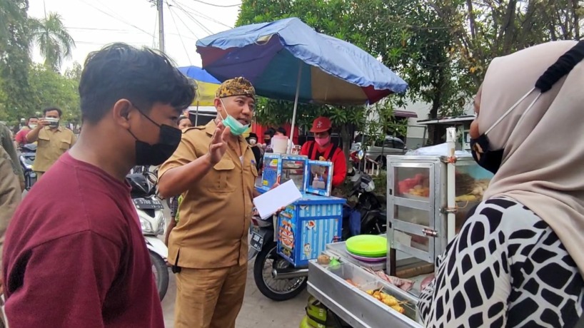DIMINTA BOYONGAN: Petugas Kelurahan Surodinawan dan Satpol PP mengimbau kepada PKL di sepanjang Jalan Suromulang Perumahan CSE untuk pindah lokasi berdagang ke Pasar Rakyat Ketidur, kemarin (5/4).