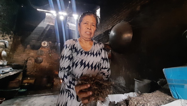 MENINGKAT: Siti Aminah menunjukkan hasil produksi cincau hitam olahannya.