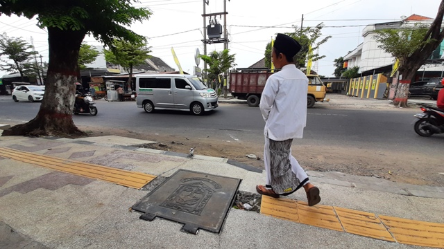 TERPUTUS: Sebagian ubin jalur khusus disabilitas di trotoar Jalan Mojopahit Selatan, Kota Mojokerto, kemarin (12/4).