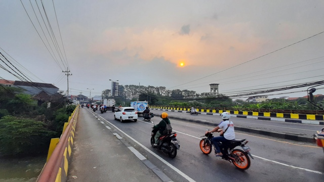 PENGHUBUNG UTAMA: Jembatan Brangkal yang berada tak jauh dari Masjid Al-Ichsan yang menjadi jalan arteri Mojokerto-Jombang.