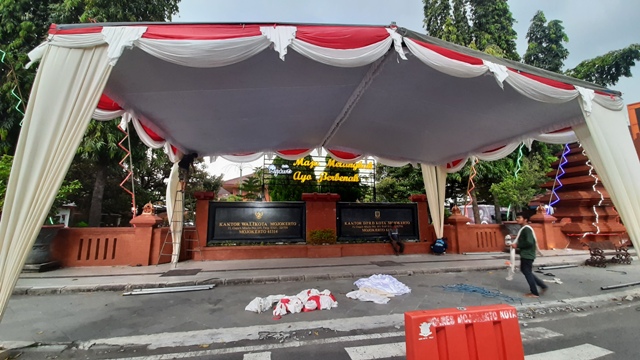 PANGGUNG APRESIASI: Panggung di halaman Kantor Dinas Pendidikan dan Kebudayaan (P dan K) Kota Mojokerto yang menjadi titik finis Lomba Musik Patrol Tradisional.
