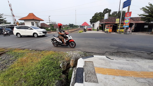 TAK TUNTAS: Bagian dari proyek rehabilitasi saluran air dan trotoar di Jalan Mojopahit tak tuntas akibat putus kontrak.