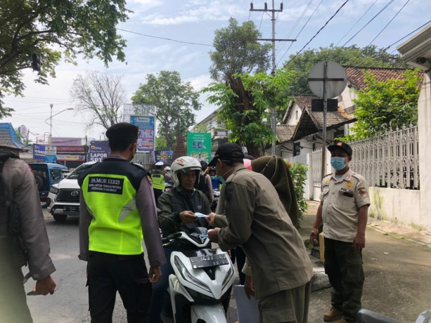 PERSUASIF: Petugas gabungan Satpol PP, TNI, Polri, saat menggelar Operasi Yustisi, kemarin. Razia gabungan tersebut bakal rutin digelar dengan intensitas yang sama di bulan puasa