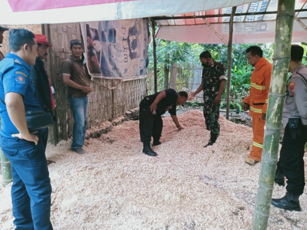 PADAM: Petugas gabungan Damkar BPBD Kabupaten Mojokerto bersama TNI/Polri sedang memeriksa lokasi usai api yang membakar gudang mebel di Dusun Bendungan, Desa Wunut, Kecamatan Mojoanyar, padam.