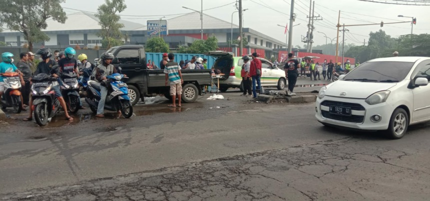 JALUR CEPAT: Petugas Satlantas Polres Mojokerto tengah melakukan olah TKP di Raya Bypass Desa Balongmojo, Kecamatan Puri, Kabupaten Mojokerto, kemarin.