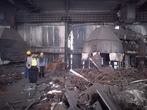 DISELIDIKI: Petugas Polsek Ngoro tengah melakukan olah TKP di PT Universal Steelindo Dinamika di Dusun Kesono, Desa Candiharjo, Kecamatan Ngoro, kemarin.