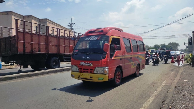 ANGKUTAN MUDIK: Sejumlah bus dan mini bus travel melintas di Simpang Lima Kenanten, kemarin.