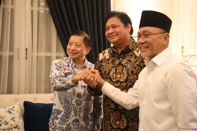 JAGA PERSATUAN: Ketua Umum Partai Golkar Airlangga Hartarto, Ketum Partai Persatuan Pembangunan (PPP) Suharso Monoarfa, dan Ketum Partai Amanat Nasional (PAN) Zulkifli Hasan menggelar pertemuan di Jakarta, Kamis (12/5) petang.