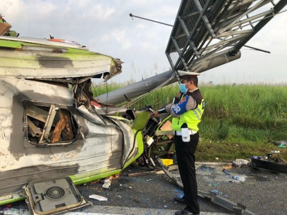 TKP kecelakaan bus pariwisata di tol Surabaya–Mojokerto. (Dokumen PJR Polda Jatim)
