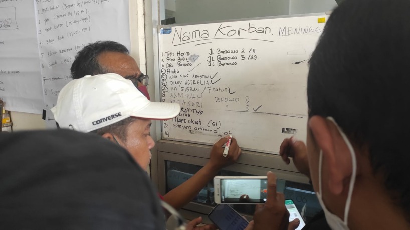 DAFTAR KORBAN: Para keluarga korban mengamati papan pengumuman daftar korban kecelakaan Bus Pariwisata asal Benowo, Surabaya di RSUD Wahidin Sudiro Husodo, Kota Mojokerto.