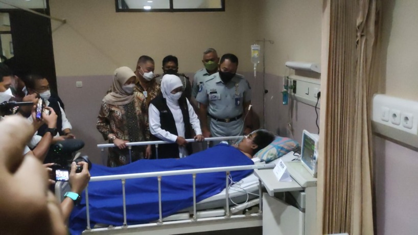 EMPATI: Gubernur Khofifah menjenguk korban kecelakaan bus maut di tol Sumo sekaligus memberikan dukungan moril terhadap korban yang masih jalani perawatan medis di RS Citra Medika, Tarik, Sidoarjo, tadi pagi.