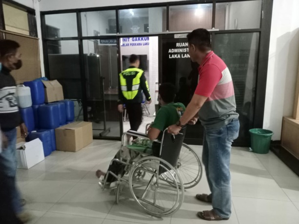 KERNET BUS: Ade Firmansyah, 29, di atas kursi roda datang ke Satlantas Polres Mojokerto Kota untuk menjalani pemeriksaan, tadi siang. (Yulianto Adi Nugroho/jawaposradarmojokerto.id)