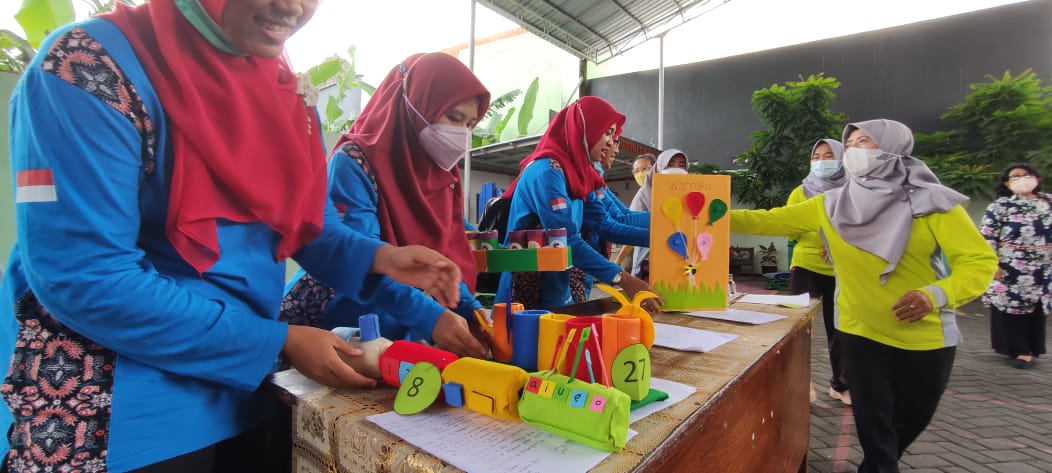 EDUKATIF: Sejumlah APE yang terpilih menjadi juara dalam Lomba Alat Permainan Edukatif besutan Dinas P dan K Kota Mojokerto, tadi pagi. (Arief Hikmawan/jawaposradarmojokerto.id)