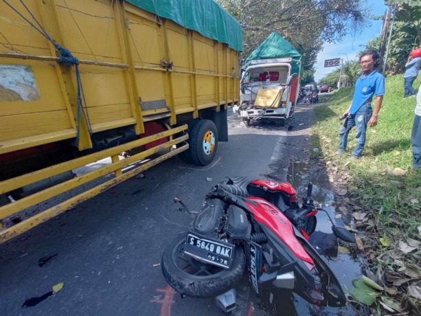 RINGSEK: Kondisi kendaraan yang terlibat kecelakaan di Jalan Raya Mlirip, Kecamatan Jetis, Kabupaten Mojokerto, Rabu (25/5). (Yulianto Adi Nugroho/Jawaposradarmojokerto.id)