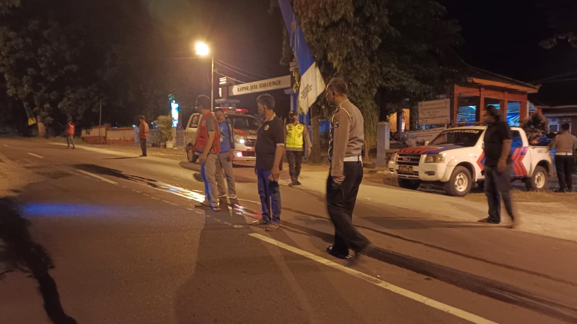 DITINDAK LANJUTI: Petugas kepolisian bersama PMI Kabupaten Mojokerto saat di lokasi kejadian. (Dok PMI Kabupaten Mojokerto for Jawaposradarmojokerto.id)