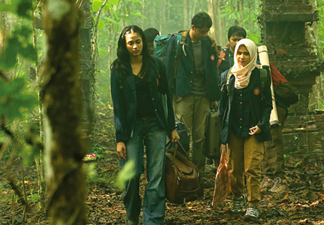 ILUSTRASI. Cuplikan film KKN di Desa Penari. Film KKN di Desa Penari ternyata tidak hanya diminati para penonton di tanah air. Film yang dibintangi Tissa Biani ini juga laris di Malaysia. (MD Entertainment)