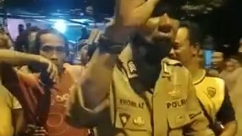 DIGIRING: Warga Desa Jolotundo, Kecamatan Jetis, menggiring perempuan yang diduga maling motor.