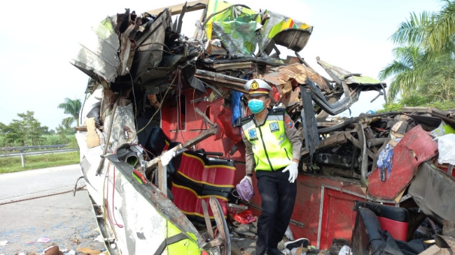 OLAH TKP: Tampak petugas kepolisian tengah melakukan olah tempat kejadian perkara kecelakaan bus maut di Tol Sumo KM 712, beberapa waktu lalu. (dok Jawa Pos Radar Mojokerto)