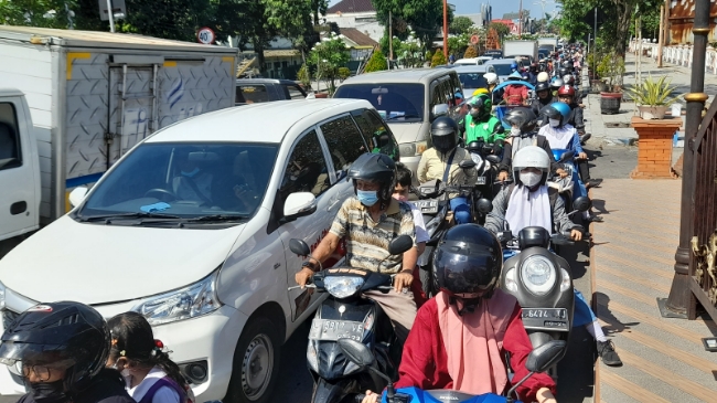 MACET: Truk mogok di Jembatan Tropodo Jalan Pahlawan Kota Mojokerto sebabkan antrean kendaraan. (Fendy Hermansyah/jawaposradarmojokerto.id)