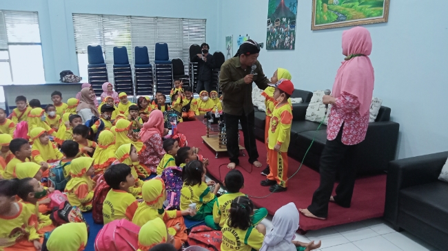 ANTUSIAS: Seratusan anak usia dini menyimak arahan guru mereka saat kunjungan ke kantor JPRM, tadi pagi. (Indah Oceananda/Jawaposradarmojokerto.id)