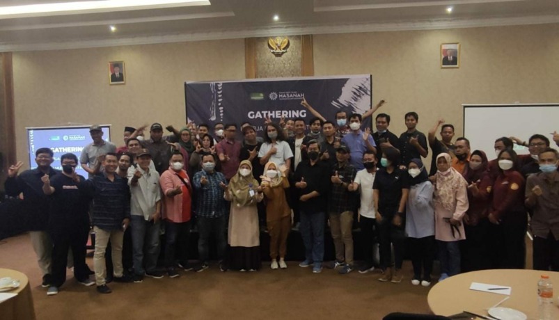 KOMPAK: Pekerja pers Mojokerto berpose bersama dengan Direktur RSI Hasanah Muhammadiyah Mojokerto dr Dwi Rizki Wulandari, M.Pd dan Dokter spesialis mata RSI Hasanah Muhammadiyah Mojokerto dr Nuke Erlina Mayasari, Sp. M. usai acara gathering di Hotel Lynn