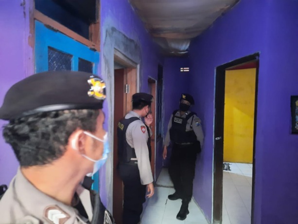 TEPERGOK: Polisi mengamankan dua pasangan bukan suami istri yang ngamar di kos di Lingkungan Kuwung, Kelurahan Meri, Kranggan, Kamis (12/5).