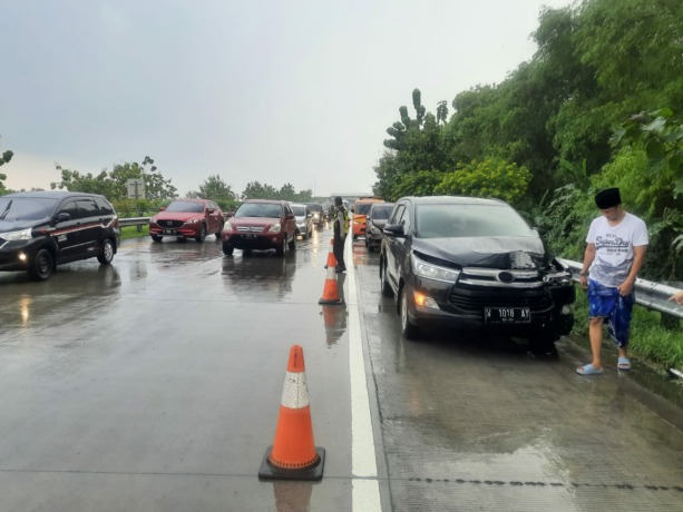 RUSAK: Mobil mengalami kecelakaan di ruas Tol Jomo. Selama momen Lebaran, terjadi peningkatan arus lalu lintas.