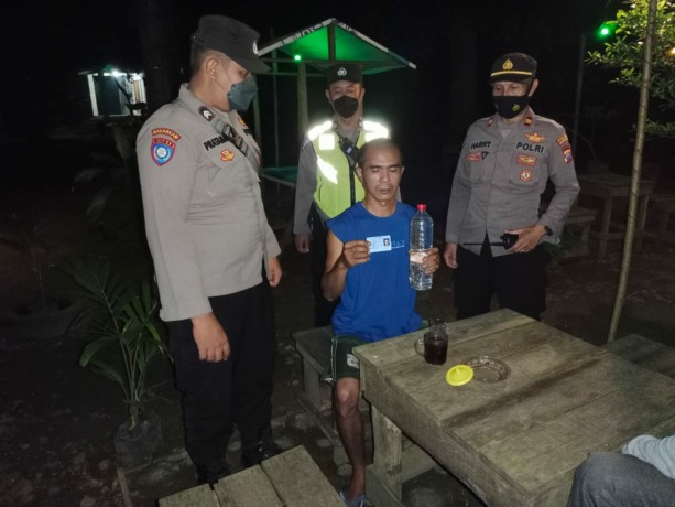 MODUS BARU: Polisi menginterogasi pemilik warung dan mengamankan barang bukti miras berikut kopi bercampur arak di Desa Jolotundo, Kecamatan Jetis, Sabtu (28/5) malam. (Dok Polsek Jetis for Jawaposradarmojokerto.id)