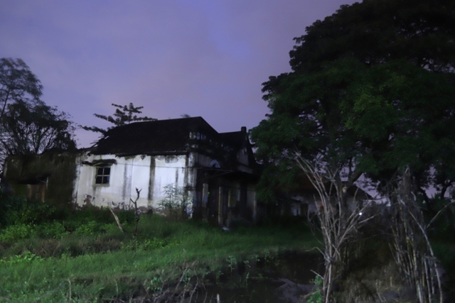 SERAM: Bangunan di bekas kompleks pabrik gula Perning, Jumat (20/5) malam. Lokasi tersebut sarat hawa mistris. (Sofan Kurniawan/jawaposradarmojokerto.id)