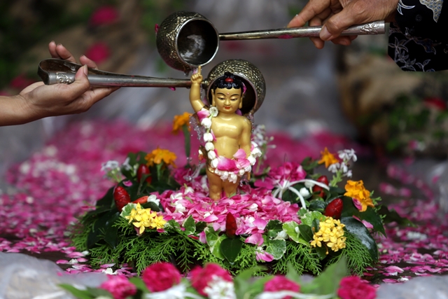 KHIDMAT: Ratusan umat Buddha mengikuti perayaan Waisak yang digelar dengan kapasitas penuh di Mahavihara Mojopahit, kemarin.