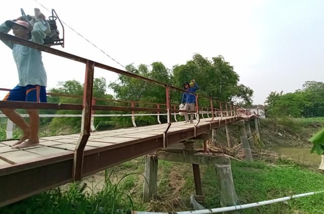 AKSES RUSAK: Jembatan di Dawarblandong yang rusak akibat arus sungai tahun lalu juga terhambat diperbaiki karena alami gagal lelang. (dok Jawaposradarmojokerto.id)