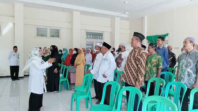 PENUH SEMANGAT: Jelang keberangkatan, CJH gabungan asal Kecamatan Bangsal dan Mojoanyar sedang menjalani bimbingan manasik haji di kantor PPIH Kemenag Kabupaten Mojokerto, kemarin.