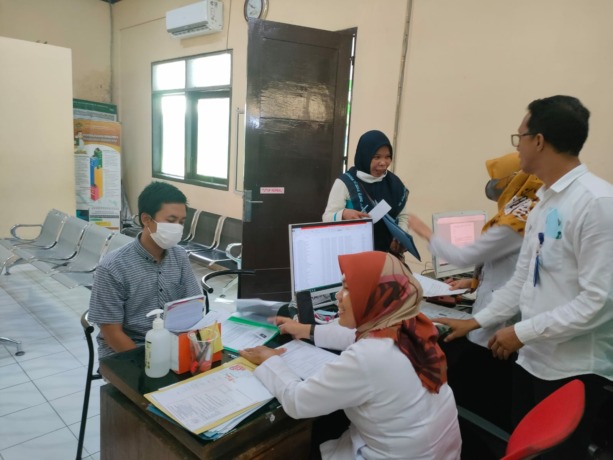CEK DOKUMEN: Salah satu CJH mengurus berkas persyaratan keberangkatan haji di kantor Kemenag Kabupaten, kemarin.