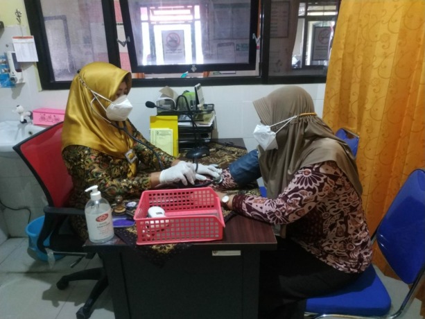 INTENSIF: Salah satu warga menjalani pemeriksaan kesehatan di poli umum UPT Puskesmas Pandan, Kecamatan Pacet, kemarin.
