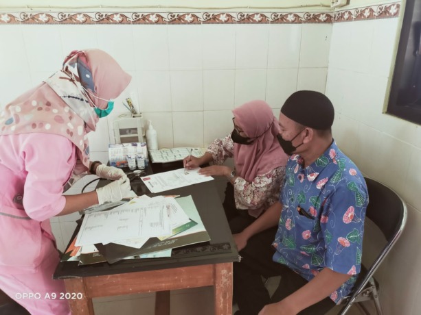 DIPERIKSA: Calon jamaah haji yang akan berangkat tahun ini menjalani skrining kesehatan di Puskesmas Manduro, Kecamatan Ngoro, Selasa lalu (17/5).