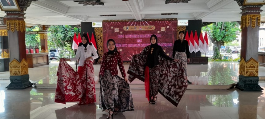 KHAS KABUPATEN: Beragam batik khas Majapahitan diperagakan saat soft launching event MajaFest 2022 Disbudporapar di Pendapa Graha Majatama, Rabu (11/5).